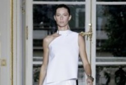 Gisele Bundchen volta às passarelas na Semana de Moda em Paris 