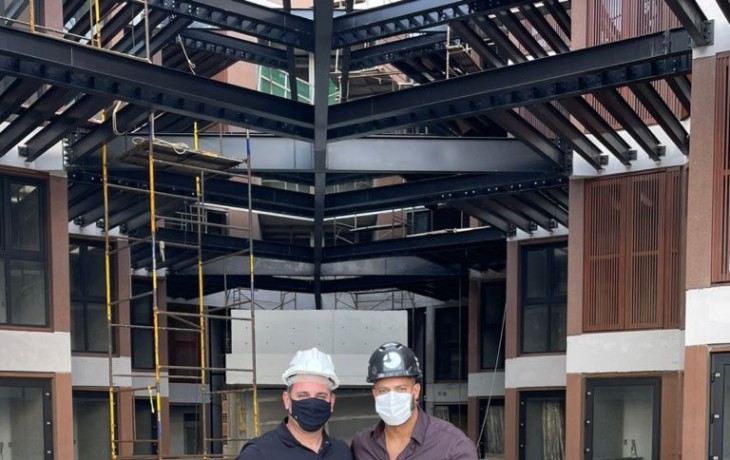 Jogador Hulk visita obra de seu futuro hotel, em João Pessoa